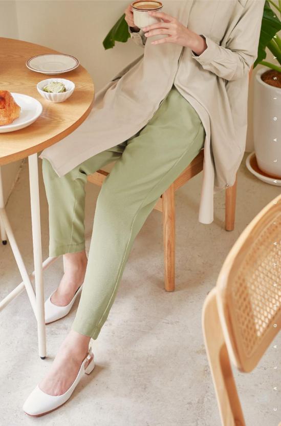 RUFFLED TAPERED PANTS IN SAGE GREEN